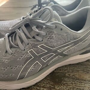 ASICS Gel Cumulus 23 Women’s running shoe. Size 9.